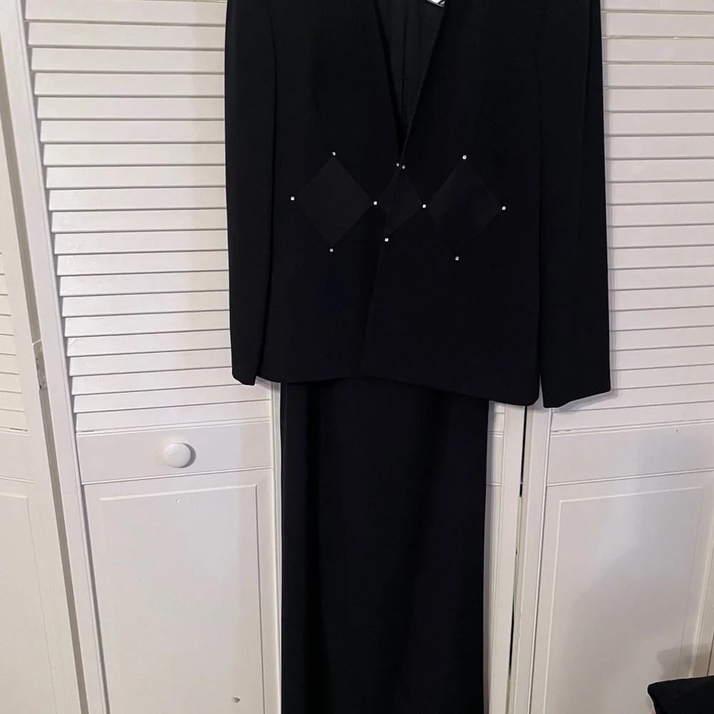 Elegant Black Maxi Dress with Diamond Details - Picture 2 of 5